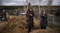 Nuotraukos veria širdį: ukrainiečiai masiškai laidoja nužudytus tautiečius (nuotr. SCANPIX)