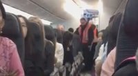 Lėktuve – panika ir kraupūs sužeidimai: jis užsidegė moters rankose (nuotr. YouTube)