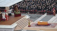 Tūkstančiai žmonių plūsta į buvusio popiežiaus Benedikto XVI laidotuves  (nuotr. SCANPIX)