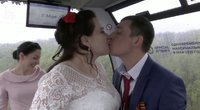 Virš Maskvos – masinės vestuvės: keltuvuose susituokė 30 porų (nuotr. stop kadras)