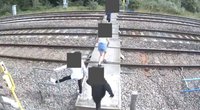 Šokiruojantis vaizdelis: nufilmavo paauglių linksmybes ant traukinio bėgių  