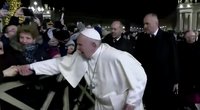Delną griebusi moteris suerzino popiežių: kad išsilaisvintų kirto jai per rankas (nuotr. SCANPIX)