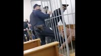 Baltarusis teismo salėje smeigė sau tušinuką į kaklą: skundėsi grasinimais (nuotr. Telegram)