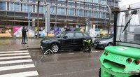 Išvežami prie prekybos centro „Ozas“ draudžiamai palikti automobiliai (nuotr. Broniaus Jablonsko)