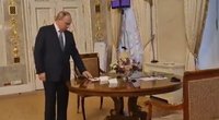 Putinas buvo priverstas išgyventi pažeminimą: vaizdo įraše užfiksuota nejauki akimirka (nuotr. stop kadras)