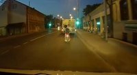 Sprunkantis mopedo vairuotojas (nuotr. YouTube)