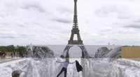 Eifelio bokšto instaliacija (nuotr. stop kadras)