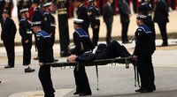 Nelaimė karalienės laidotuvėse: pareigūnas išneštas ant neštuvų   (nuotr. SCANPIX)
