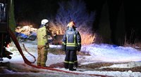 Gesindami gaisrą Vilniaus rajone nukentėjo du ugniagesiai (nuotr. Broniaus Jablonsko)