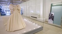Pasidairykite po karališkąją spintą: iš arti galima pamatyti Princesės Dianos vestuvinę suknelę (nuotr. stop kadras)