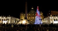 Vatikane sužibo Kalėdų eglė: tradicinius žaisliukus pakeitė žiedai (nuotr. SCANPIX)