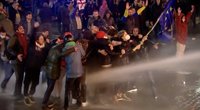 Sakartvele muštynės iš parlamento persikėlė į gatves: į policiją skrido Molotovo kokteiliai (nuotr. stop kadras)