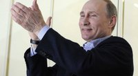 V. Putinas ploja atsistojęs (nuotr. SCANPIX)