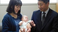Japonijoje gimęs „mažiausias pasaulyje kūdikis“ išleidžiamas namo (nuotr. SCANPIX)