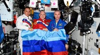 Rusų kosmonautai švenčia: kosmose nusifotografavo su Luhansko separatistų vėliava (nuotr. SCANPIX)