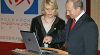 V. Putinas spaudžia kompiuterio mygtuką, 2006-ieji (nuotr. Vida Press)