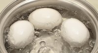 Į puodą su verdančiais kiaušiniais įberkite šių miltelių: lupsis daug geriau (nuotr. 123rf.com)