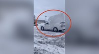 Išvydęs, su kokiu sniego sluoksniu ant stogo lekia automobilis, griebė kamerą: „Tai yra nenormalu“ (nuotr. stop kadras)