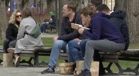 Miestiečiai pietauja ant suoliukų: verslininkai nesupranta, kodėl negali dirbti lauke (nuotr. stop kadras)