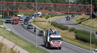 Sunkvežimis Vilniuje užkliudė tiltą, formuojasi spūstys (nuotr. TV3)
