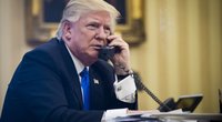 Donaldas Trumpas kalbasi telefonu su Rusijos prezidentu Vladimiru Putinu (nuotr. SCANPIX)