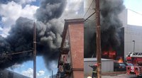 Didžiulis gaisras Vilniuje: dega keturračių salonas (nuotr. tv3.lt)