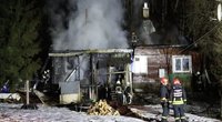 Vilniuje gaisras suniokojo trijų šeimų gyvenamąjį namą: žmonės vos spėjo išsigelbėti (nuotr. stop kadras)