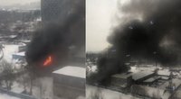 Maskvos srityje užsidegė sandėliai: į dangų pakilo juodų dūmų debesis (nuotr. stop kadras)