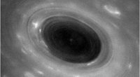 Iš pro Saturno žiedus pranirusio “Cassini“ daryta planetos atmosferos paviršiaus nuotrauka (nuotr. SCANPIX)
