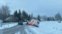 Pavojingos eismo sąlygos: nuo kelio nuvažiavo greitoji, pranešama apie daugiau įvykių (nuotr. facebook.com)