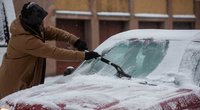 Užšalę automobiliai langai (Fotobankas)