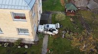 Rūdiškėse paaugliai su BMW X5 rėžėsi į autobusiuką, žuvo policininkas (nuotr. Broniaus Jablonsko)