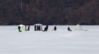 Žvejai ant užšalusios ežero (nuotr. Broniaus Jablonsko)