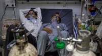 Koronaviruso protrūkis Indijoje: žmonės į lovas guldomi po du (nuotr. SCANPIX)