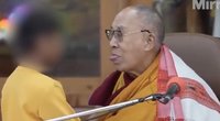 Pasigirdo Dalai Lamos atstovų pasiteisinimai: „Tai yra dalis pokšto“ (nuotr. stop kadras)