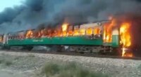 Pakistane užsidegė traukinys, žuvo dešimtys žmonių (nuotr. Scanpix)  