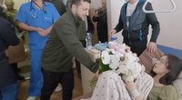 Zelenskis aplankė ligoninę: iš prezidento gėlių puokštę gavusi pacientė neteko žado (nuotr. facebook.com)