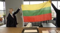 Į Lietuvą iš pirmosios civilių kosmoso kelionės aplink Žemę parskrido ir trispalvė (nuotr. stop kadras)