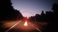 Girto vairuotojo poelgis šokiruoja – dideliu greičiu iš galo taranavo motociklininką (nuotr. stop kadras)