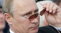 V. Putinas taip pat pamėgęs „aviatoriaus“ akinius nuo saulės (nuotr. SCANPIX)