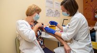 Trečiąja COVID-19 vakcinos doze pradėti skiepyti Kauno klinikų darbuotojai (Kauno klinikų nuotr.)  