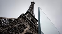 Eiffelio bokštą juos ne metalinė tvora, o stiklo sienos (nuotr. SCANPIX)