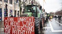 Tūkstančiai ūkininkų su traktoriais prie Brandenburgo vartų Berlyne surengė protestą (nuotr. SCANPIX)