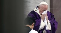 Popiežius Pranciškus atšaukė ketvirtadieniui planuotą pasirodymą mišiose Romoje, nes „nesmarkiai“ susirgo (nuotr. SCANPIX)