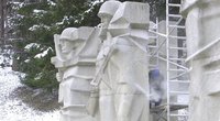 Prorusiški aktyvistai piktinasi Antakalnio kapinėse griaunamomis sovietinėmis skulptūromis: „Tai yra provokacija“  (nuotr. stop kadras)