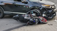 Motociklo ir visureigio avarija Vilniuje Dunojaus gatvėje (nuotr. Broniaus Jablonsko)