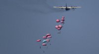 JK antrą kartą iš lėktuvo parašiutu nuleido į Gazą maisto atsargų  (nuotr. SCANPIX)