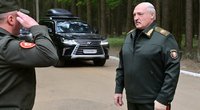 Lukašenka keistai nutylėjo apie savo negalavimus, nors atrodo, lyg su lašeline vaikščiotų (nuotr. SCANPIX)