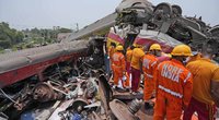 Po mirtinos traukinio avarijos Indijoje į ligonines nenustoja plūsti sužeistieji (nuotr. SCANPIX)