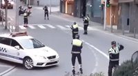 Policininkų šokis (nuotr. stop kadras)